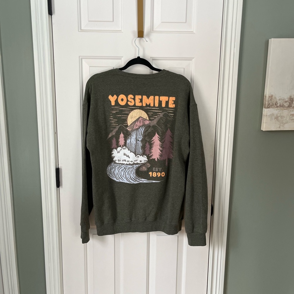 Yosemite Graphic Crewneck Medium Unisex Fit